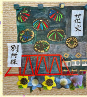 上田橋から見る別所線の赤い鉄橋と花火は上田の名物で私たちの自慢です。