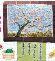 りんごの花が咲いた春先、長年りんご農家として活躍していた利用者さんからりんごの花の話をみんなで聞きました。
「みんなでりんごの木に花が咲いている作品を作ってみよう」と、絵を描く人や布でりんごの花びらを作る人…それぞれ作品作りを始めました。
青空のもと、可憐な花を咲かせたりんごの木が出来上がりました。
それを見て歌が好きな利用者さんが「りんごの花ほころび〜♪」と口ずさんだことを機に、みんなも歌い出し、それはやがて習字が得意な方が歌詞を書いてくださるまでに広がりました。
その歌詞を見ては口ずさむ人が絶えないもくれんです。